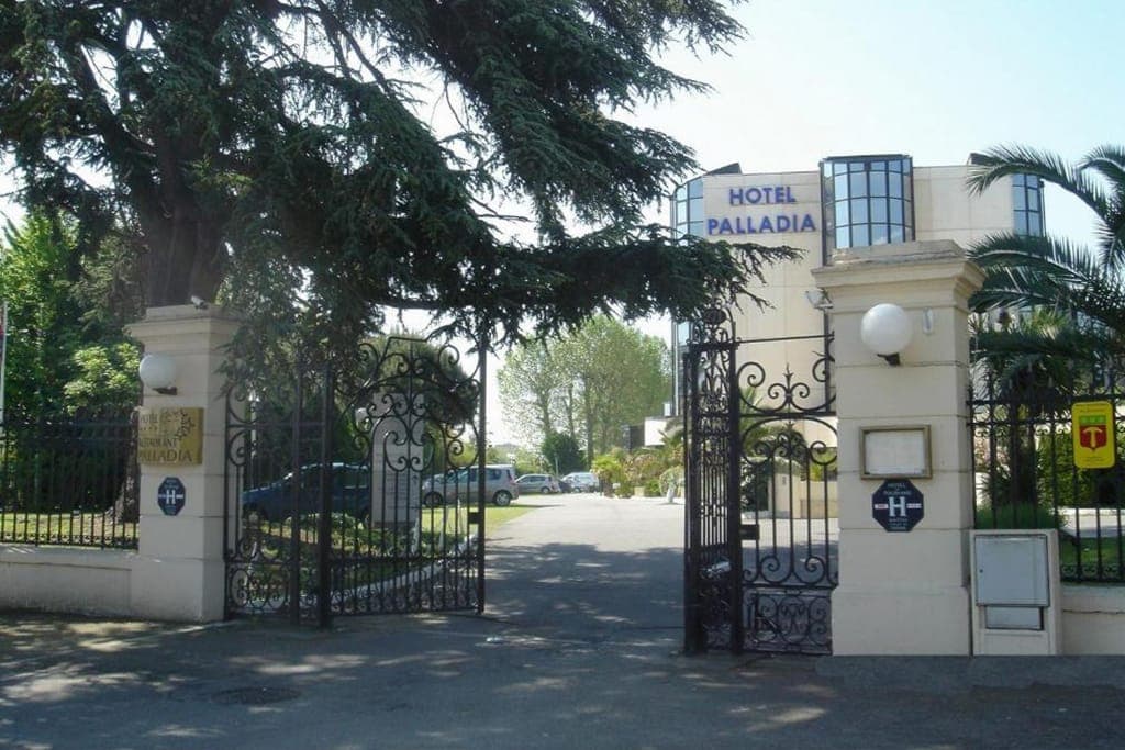 The entrance of the Hôtel Palladia