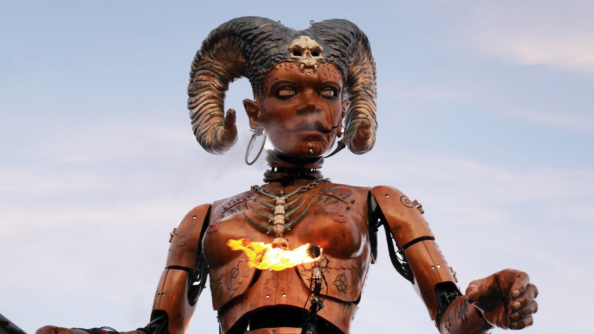 Criatura mecánica gigante con cuernos de carnero, del espectáculo Le Gardien du Temple en Toulouse