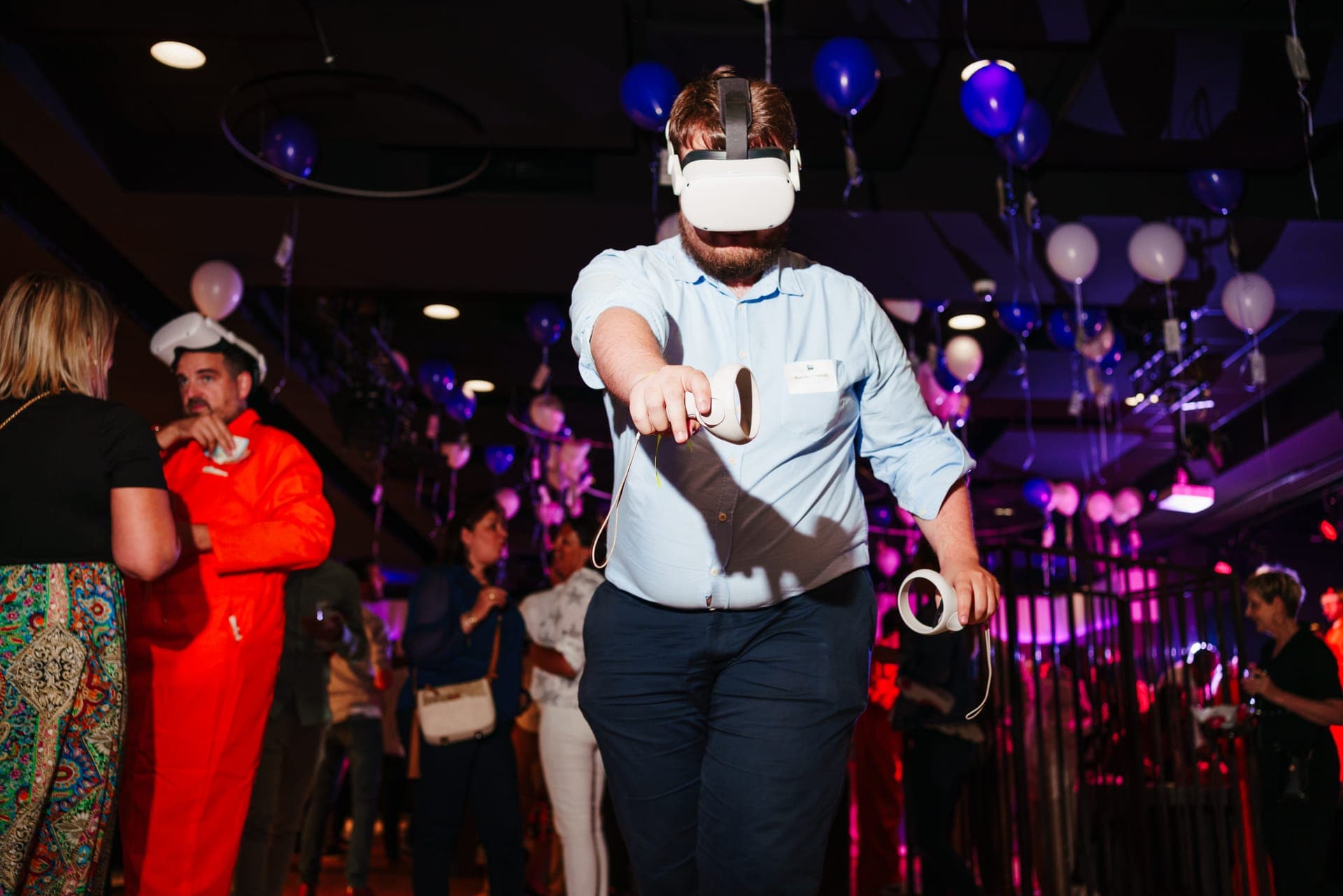 Participante con unas gafas de realidad virtual durante una animación de seminario en el Hôtel Palladia