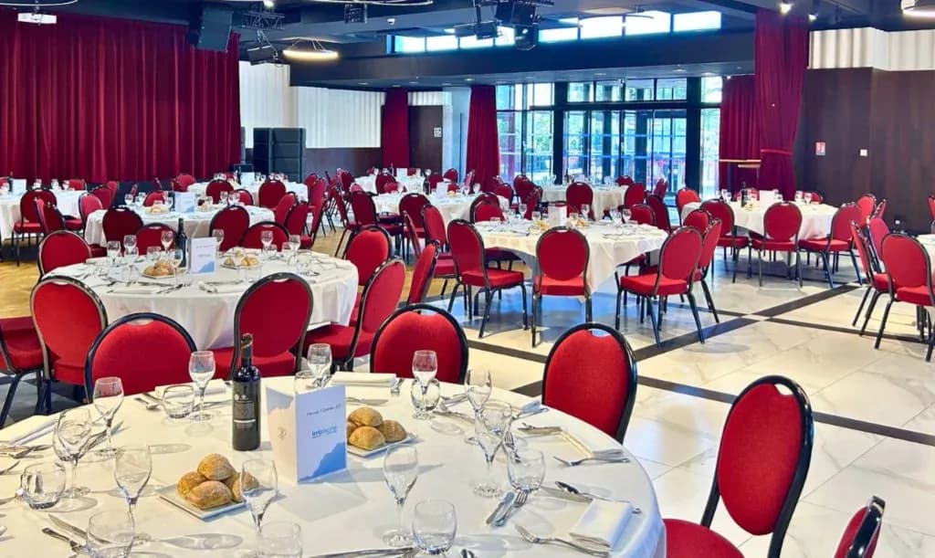 Sala dispuesta para un banquete