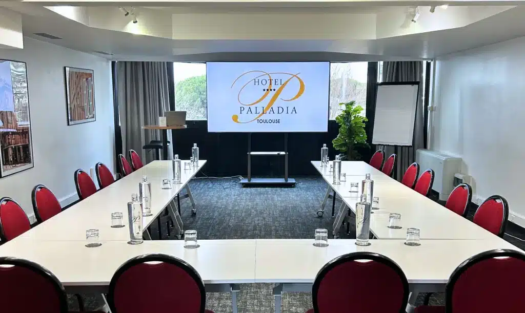 Sala de reuniones equipada con una pantalla