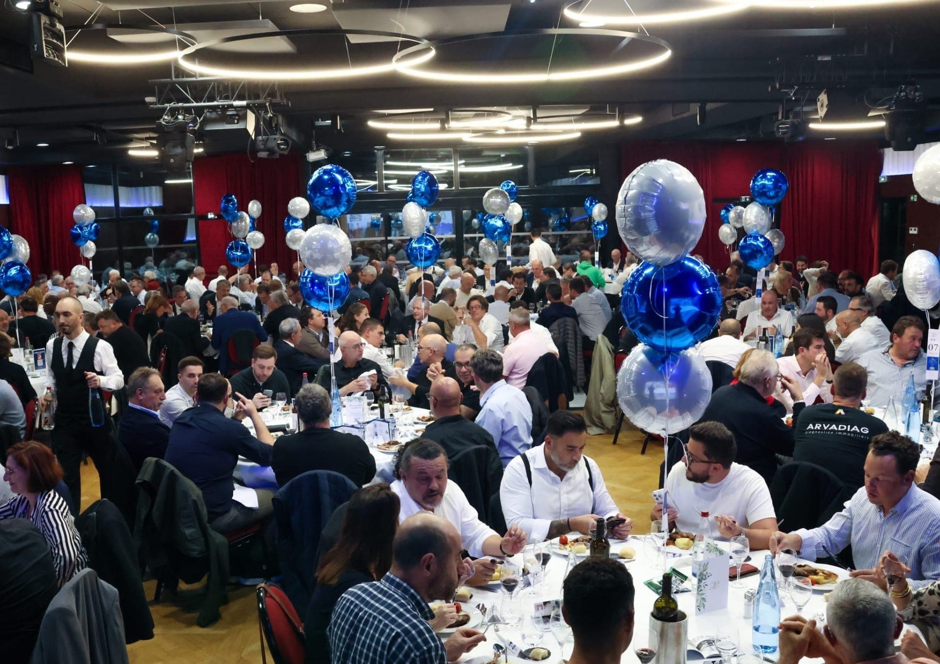 Cena de una fiesta de empresa en un salón del Hôtel Palladia