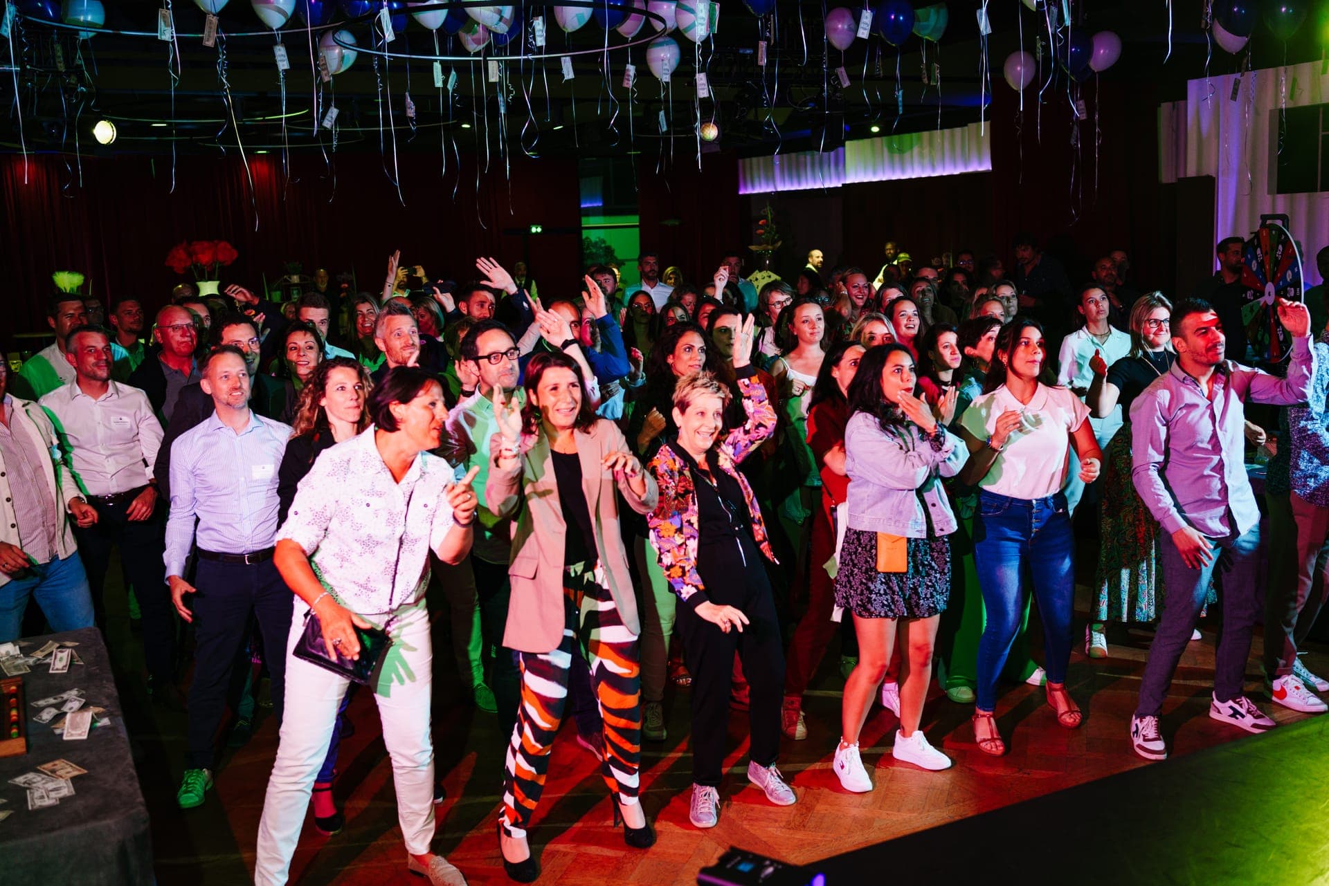 Participantes de un seminario reunidos en la pista durante una fiesta en el Hôtel Palladia