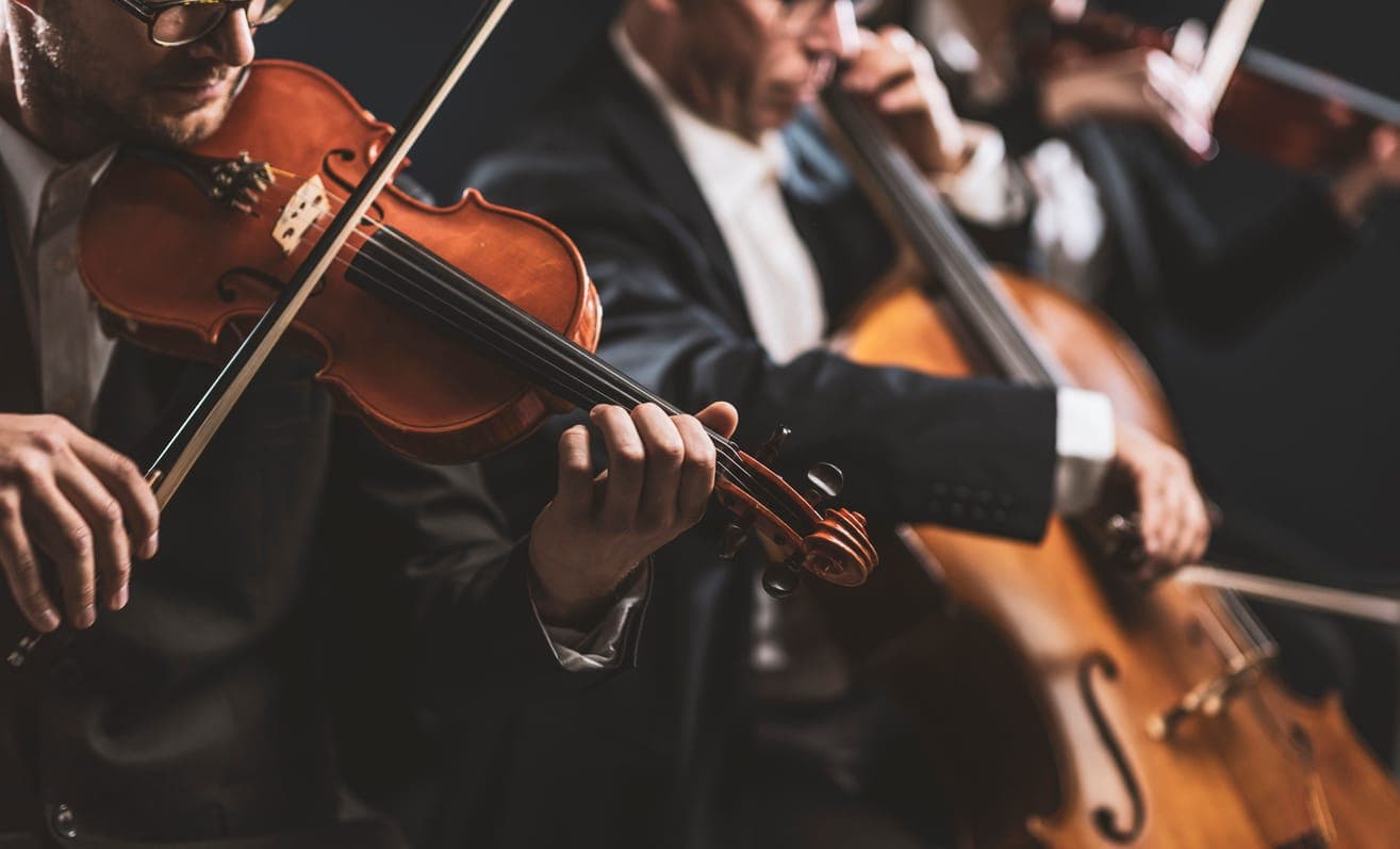 Orquesta sinfónica de cuerda interpretando una obra musical