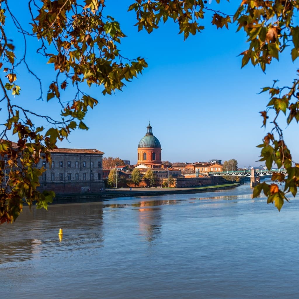 El Garonne y la cúpula de la Grave en Toulouse