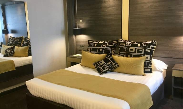 Chambre Prestige aux teintes dorées