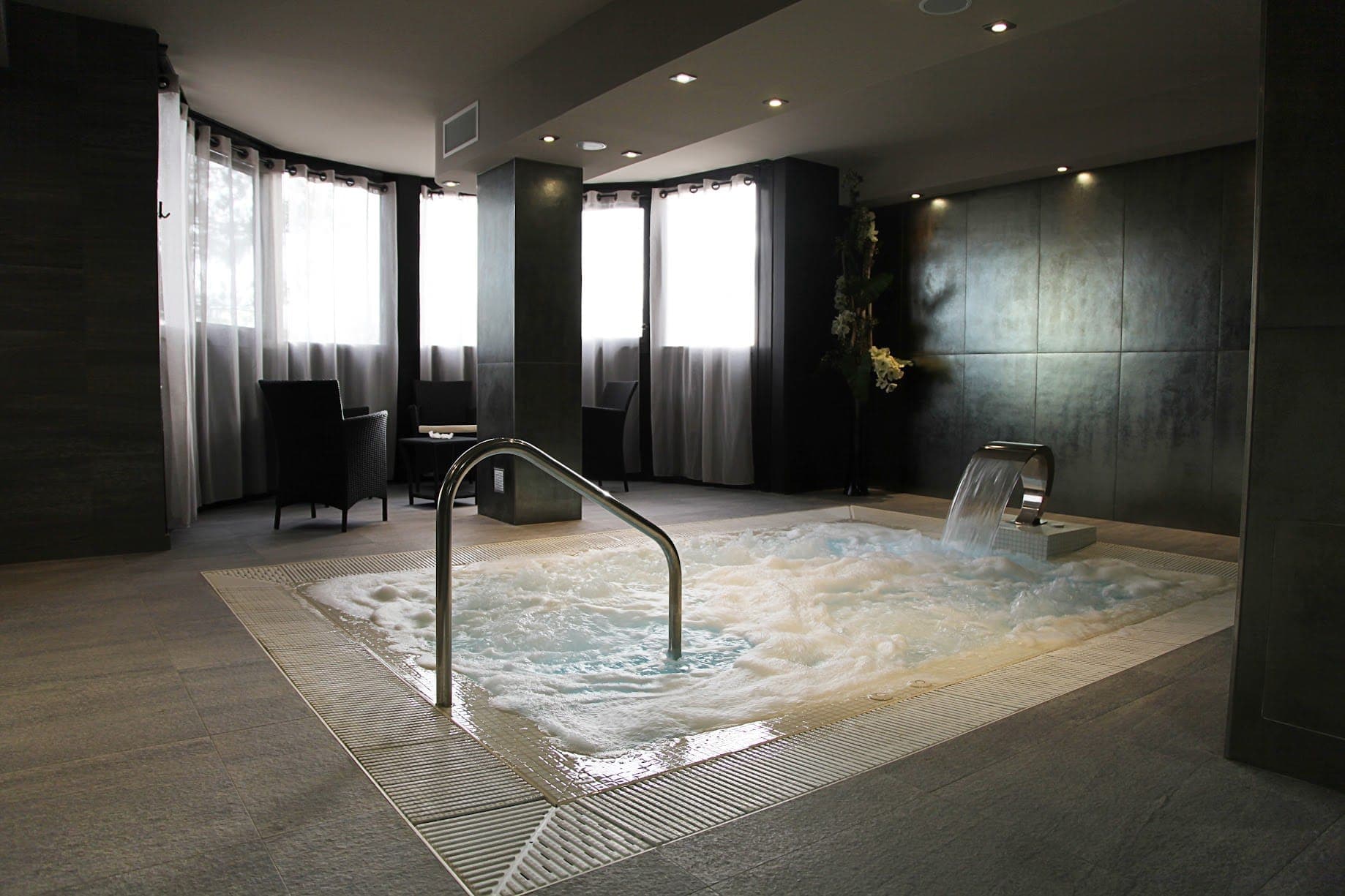 Zona de bienestar y jacuzzi