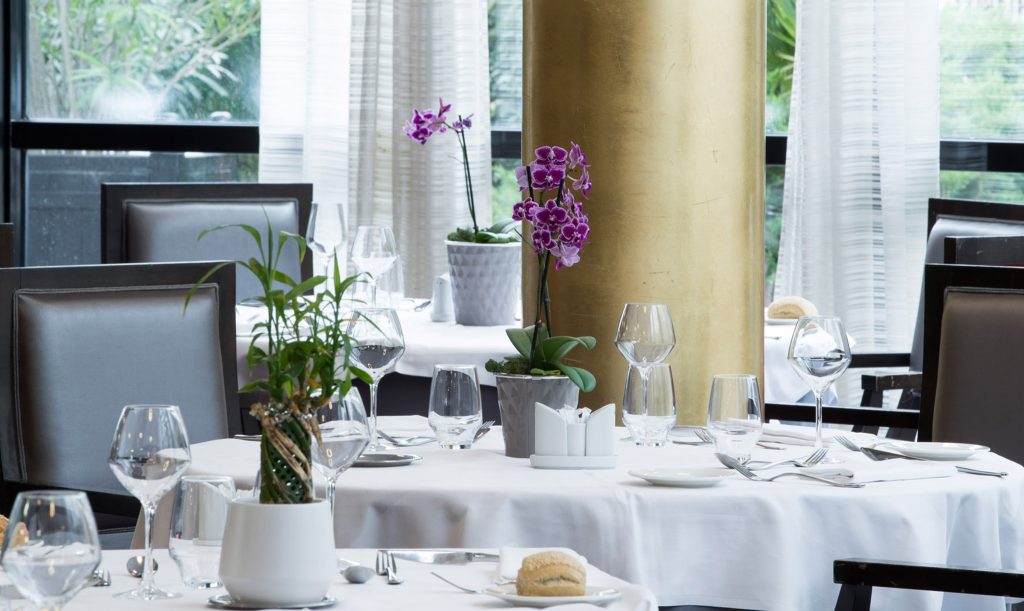 Vue sur le restaurant de l'hôtel Palladia, tables avec couverts