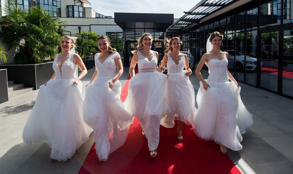 5 femmes sur le tapis rouge lors d'un mariage à l'hôtel Palladia