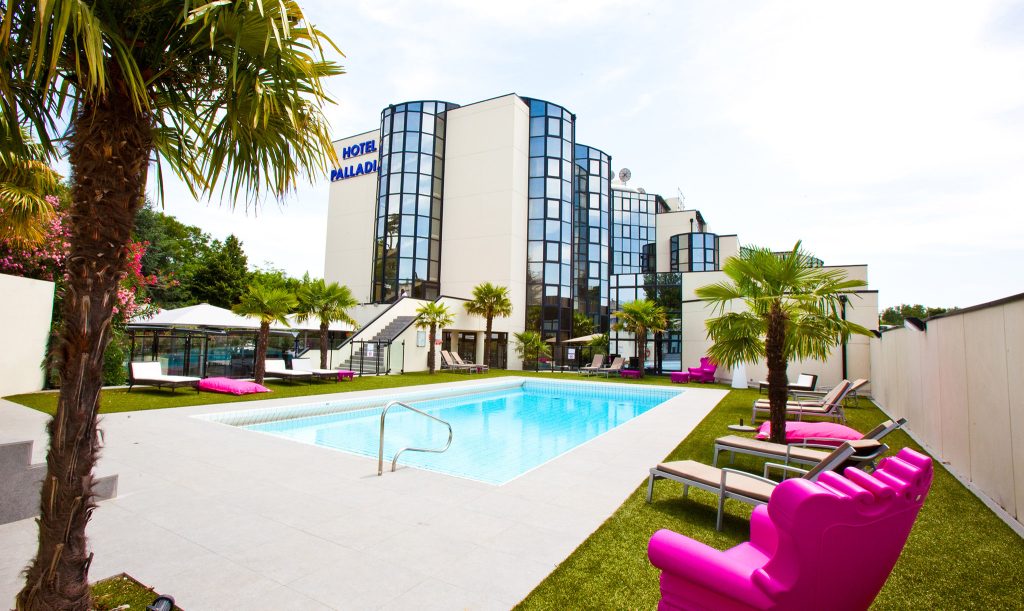 Piscine de l'hôtel Palladia lors d'une soirée à thème